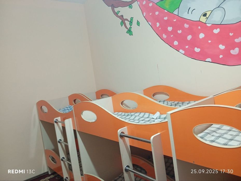 Detskiy kravat va shkaf bolalar bogchasi uchun