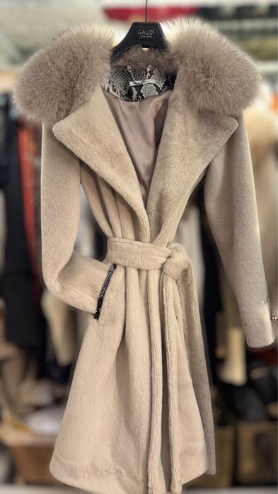 Луксозно палто с яка от естествен косъм