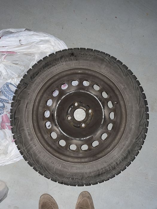 Продаются зимние шины шипованные, с дисками.