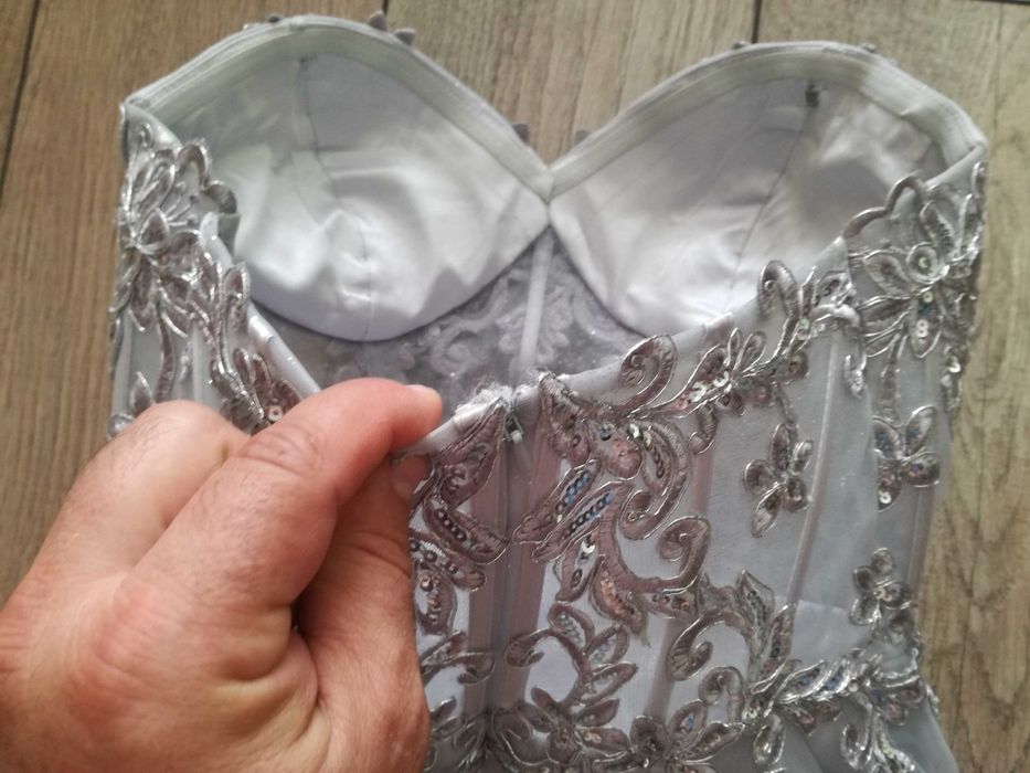 Продавам чисто нова-светло-сива рокля за Абитуриентски бал