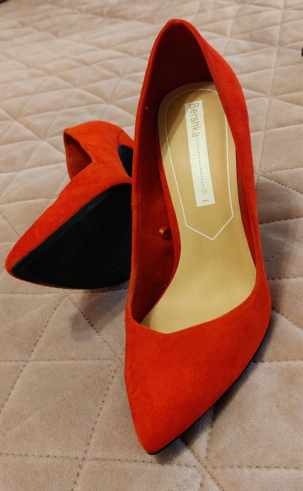 Червени обувки на висок ток