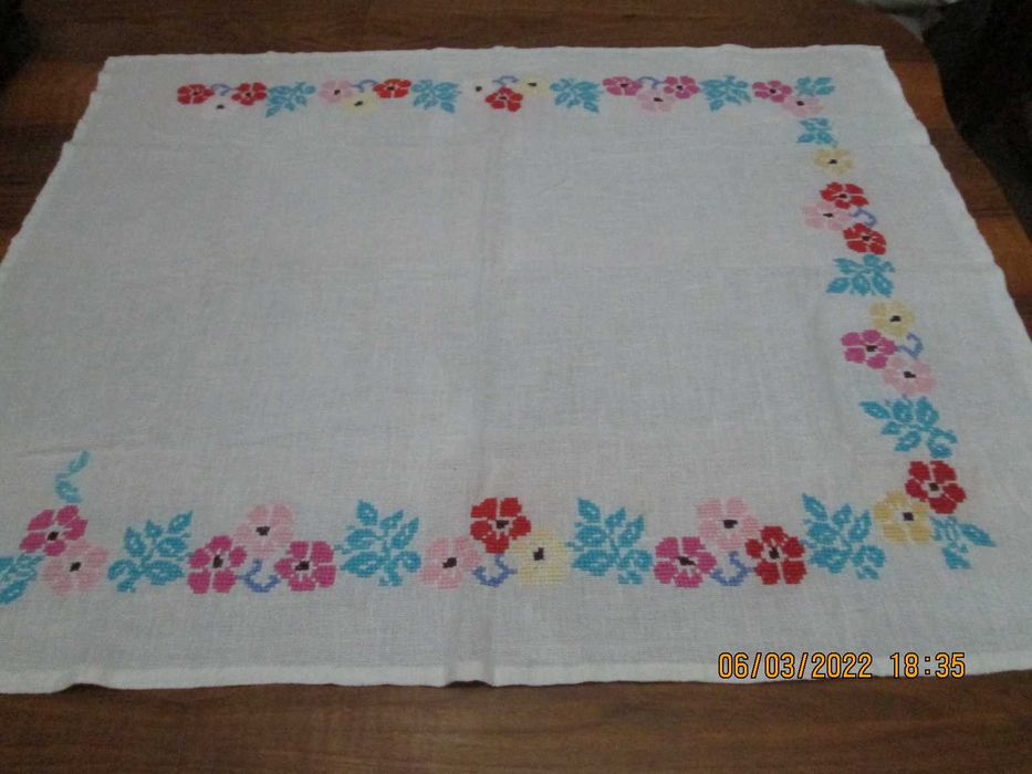 Broderii manuale pe etamina, anii '60-'70 (fete masa medii)