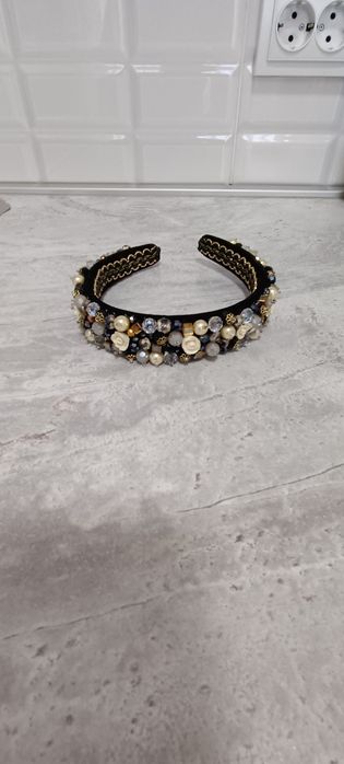 Диадема с натуральными камнями.