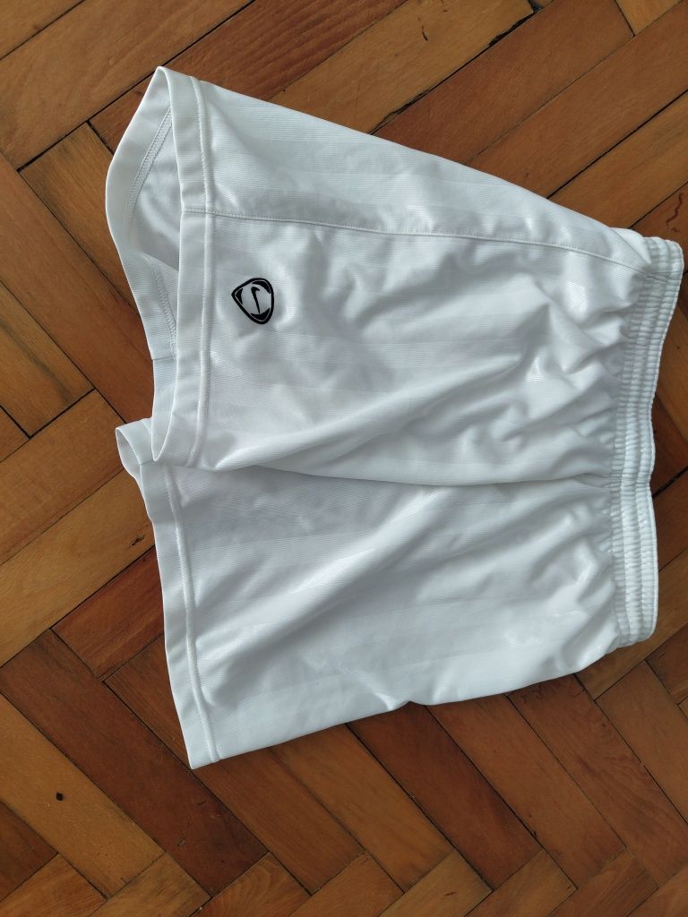 Vând pantaloni Nike