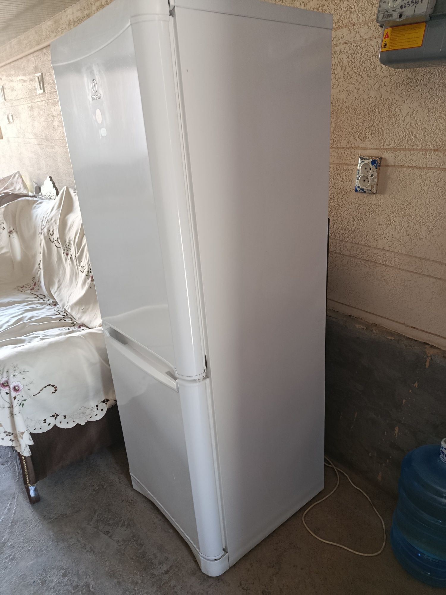 Xolodelnik indesit sotiladi ideal holatda