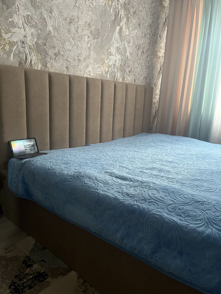Продам двухспальнюю кровать б/у в отличном состояние.