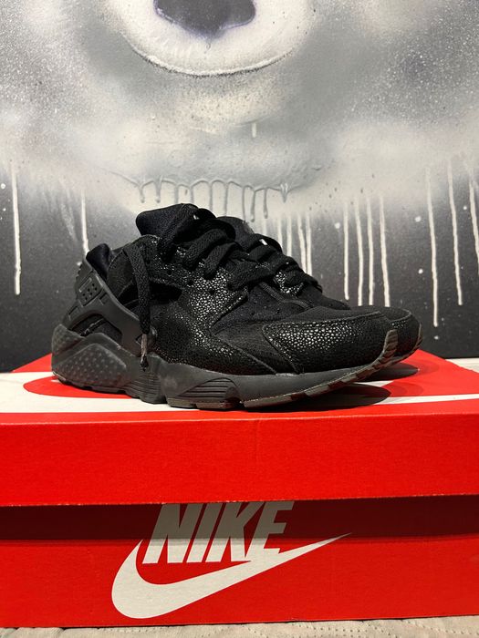 NIKE HUARACHE RUN SE (GS) Черни кецове Stingray ефект