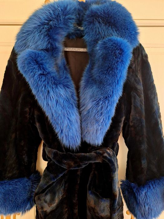 Дълго палто естествен косъм с богата яка от лисица