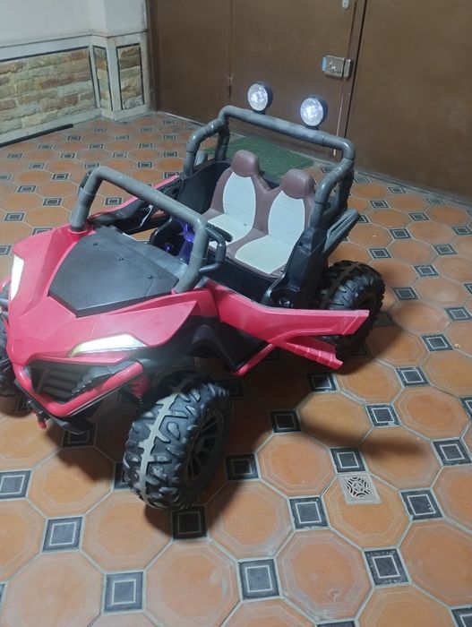 Продаются Детские машина на ходу работает отлично новый аккумулятор