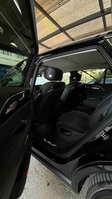 Hongqi E-HS9 Flagship