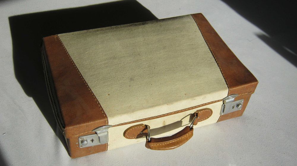 Valiza mica,veche,retro.Decor,recuzita sau accesoriu vintage.