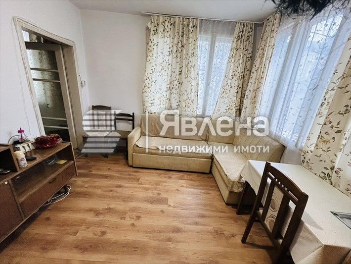 Класическа градска къща със собствен двор!