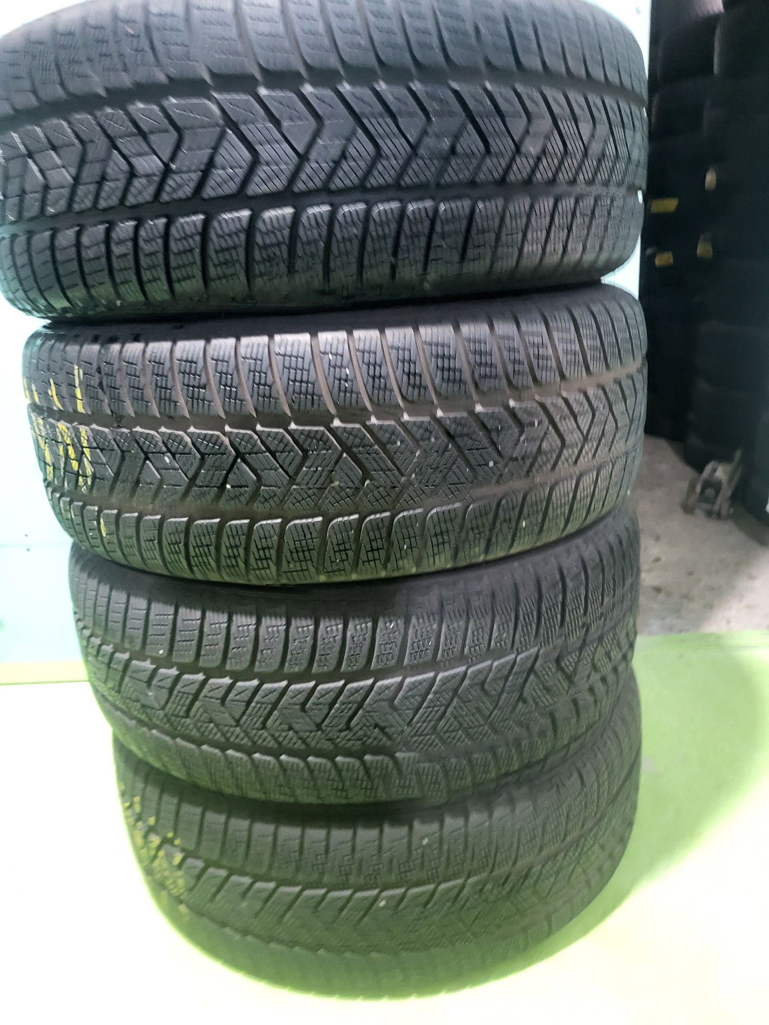 4 бр зимни 235/60/18 Pirelli дот 22г