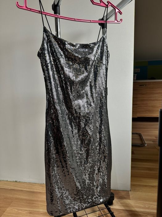 Къса блестяща рокля