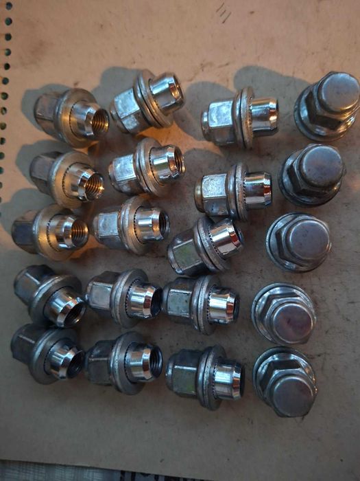 Toyota гайки за Тойота Оригинални хромирани - 20 бр .