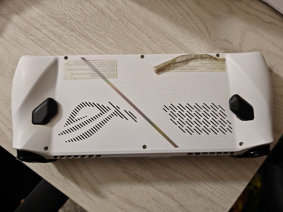 Vând consola Asus Rog Ally Z1 Extreme / schimb cu nintendo switch 2