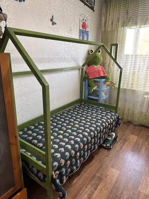 Продам детскую кроватку» домик»