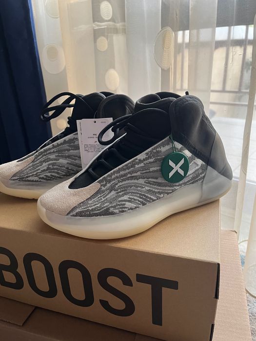 Yeezy Quantum Lifestyle Sneakers