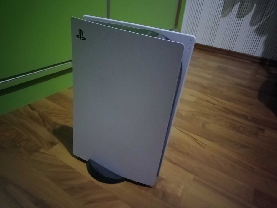 PlayStation 5 + 2 DualSense Controlers + 8 игри