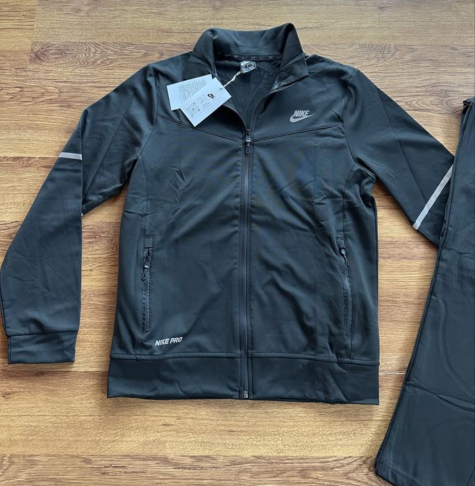 Мъжки,полиамиден,черен екип Nike без качулка,с ципове на джобовете