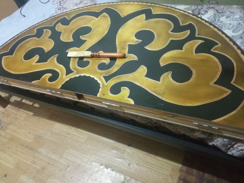 Стол, с народными орнаментами