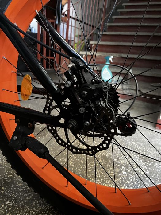 Vand bicicleta de tip fat bine perfecta pentru orice tip de teren