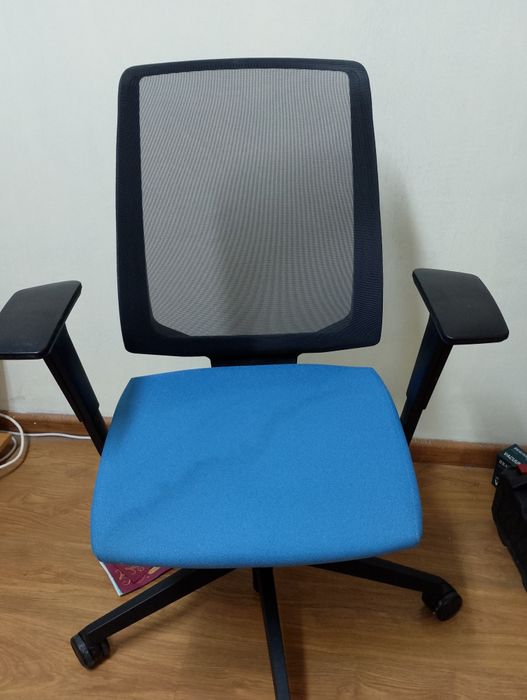 Въртящ се офис стол