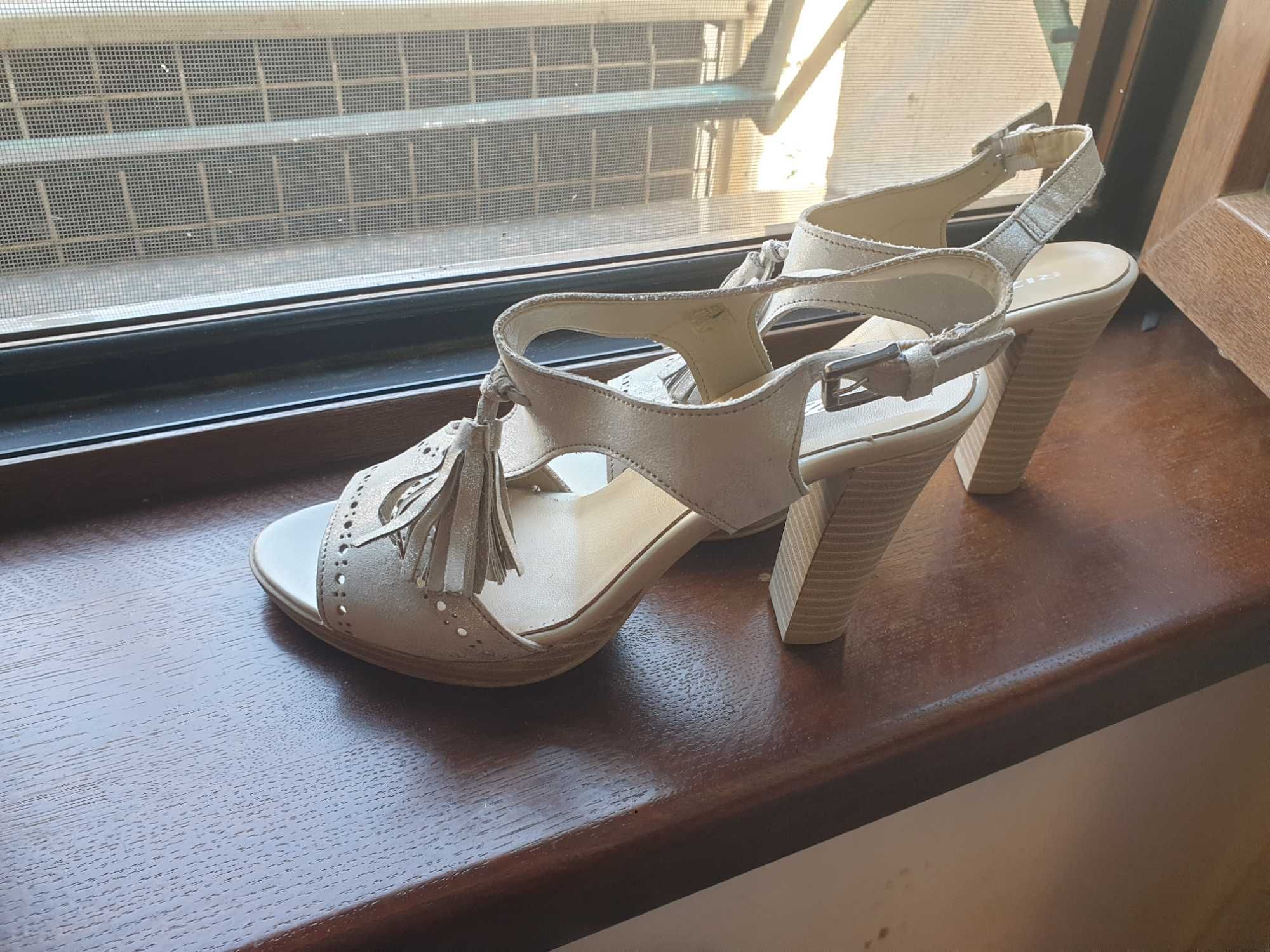 vand doua perechi sandale piele nr 39 toc inalt, de firma