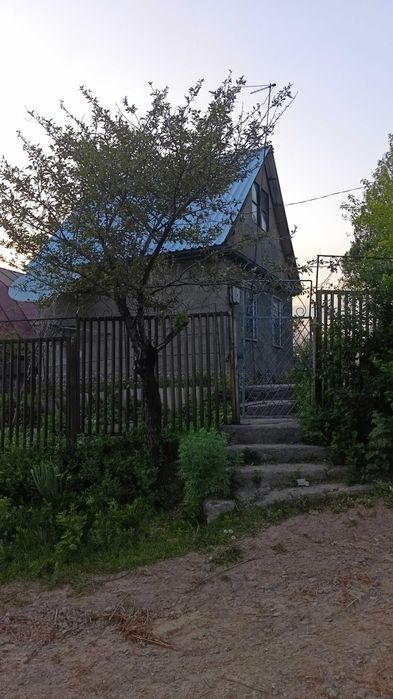 Продам участок в хорошем районе с домиком