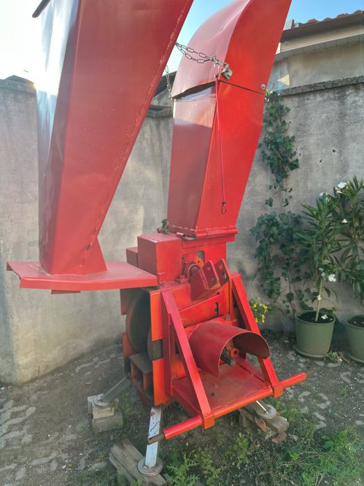 Tocator crengi actionat de Tractor