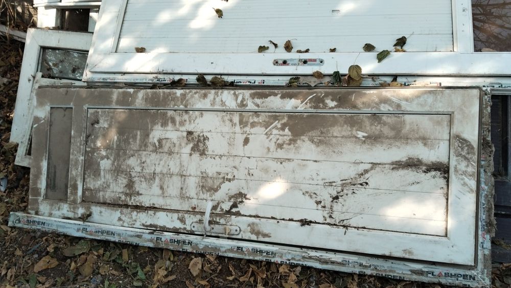 Пластик есік терезелер қолданылған