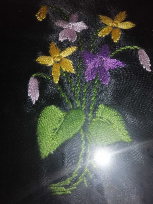 Tablou cusut brodat broderie florala pe matase 18.5 x 16 cm cu sticla