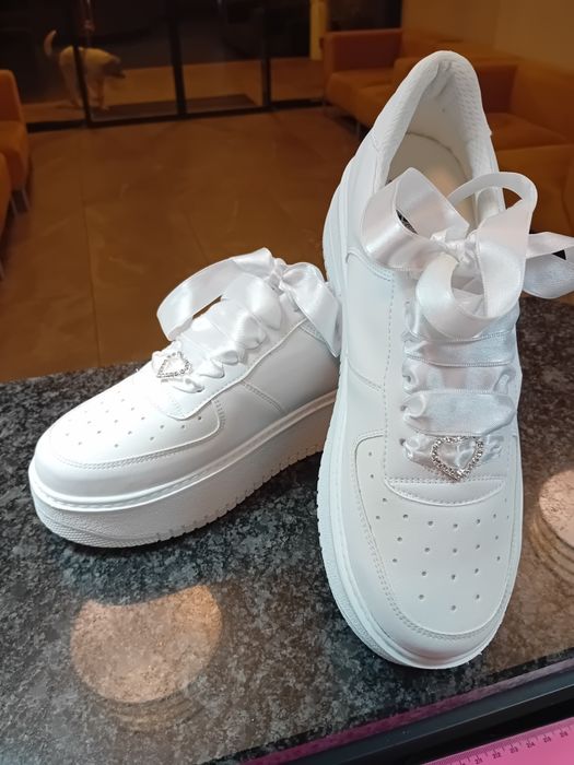 Бели кецове с декорация