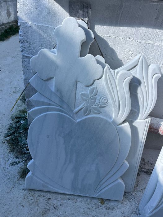 Monumente funerare diferite modele