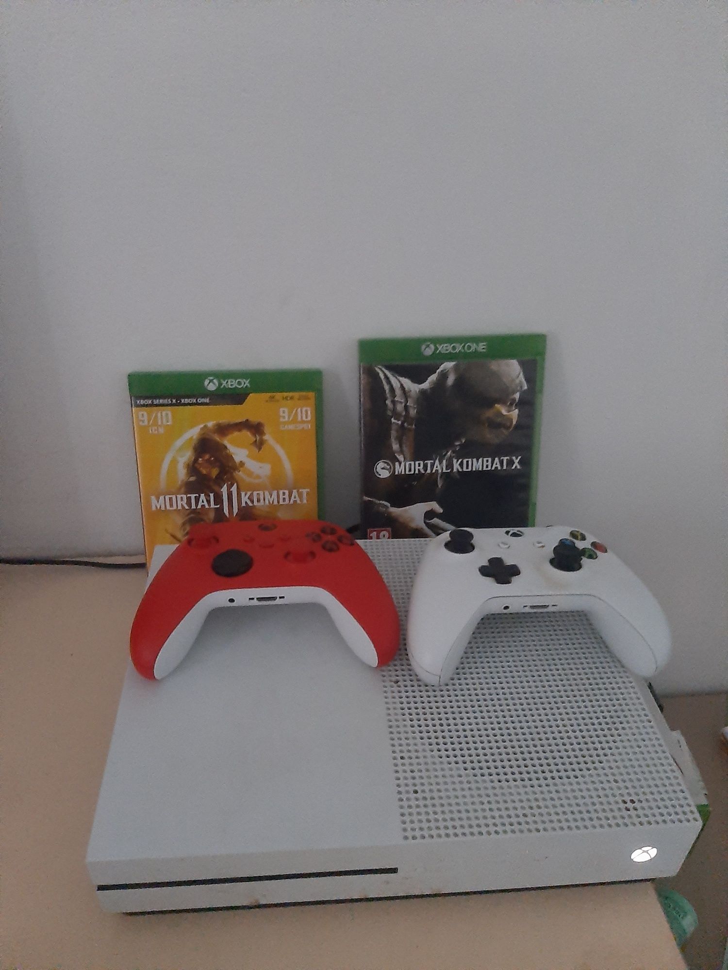 Vand urgent xbox one s 1 tb plus 2 controlere