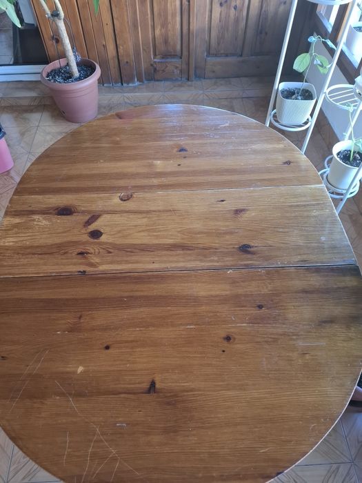 Декоративна трапеза маса