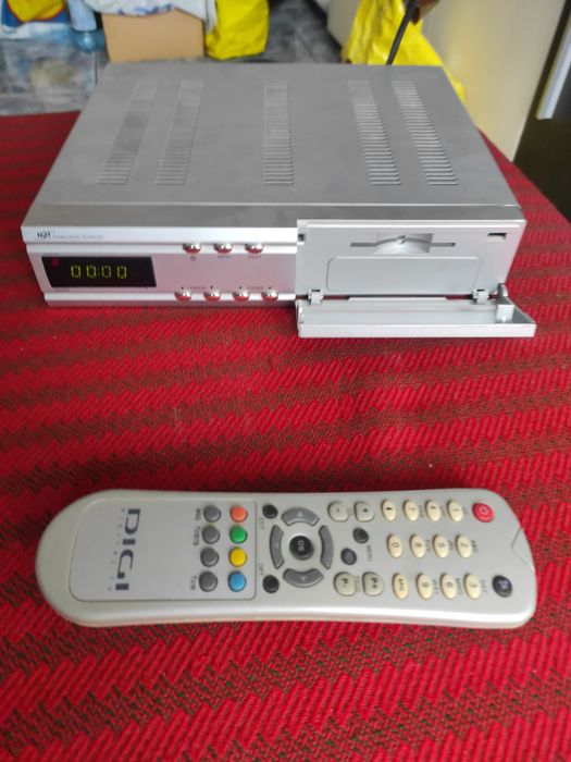 Receiver digital satelit Hyundai pentru digital TV, cu telecomandă