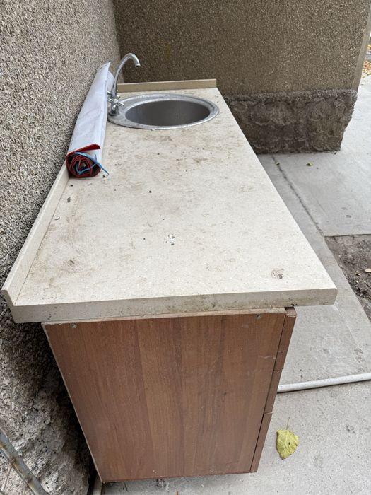 стол с раковина в хорошем состояние