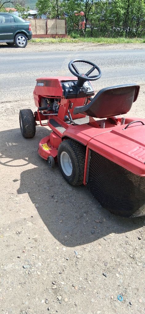 Tractor         tăiat    iarba