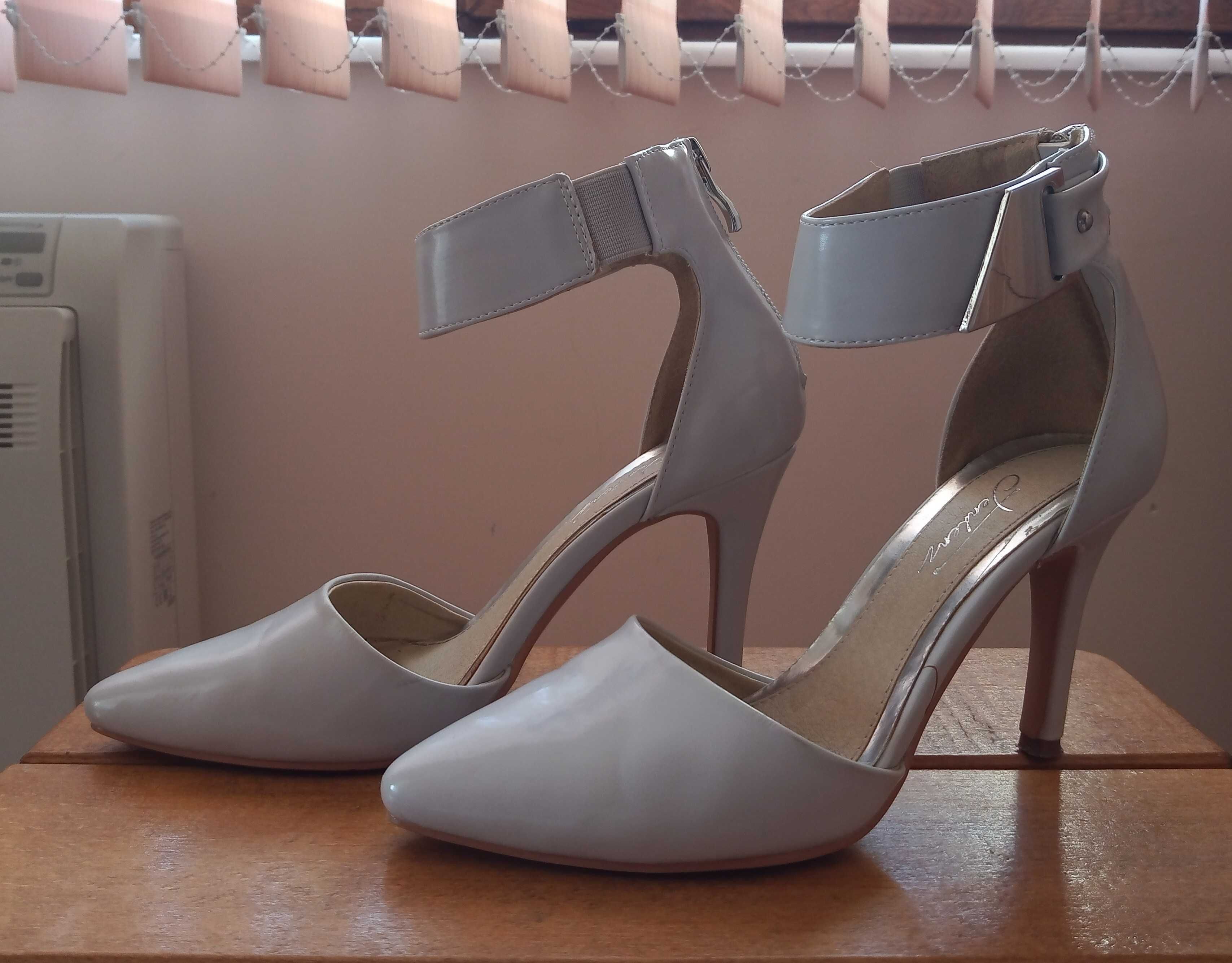 Бледо лилави Дамски обувки висок ток