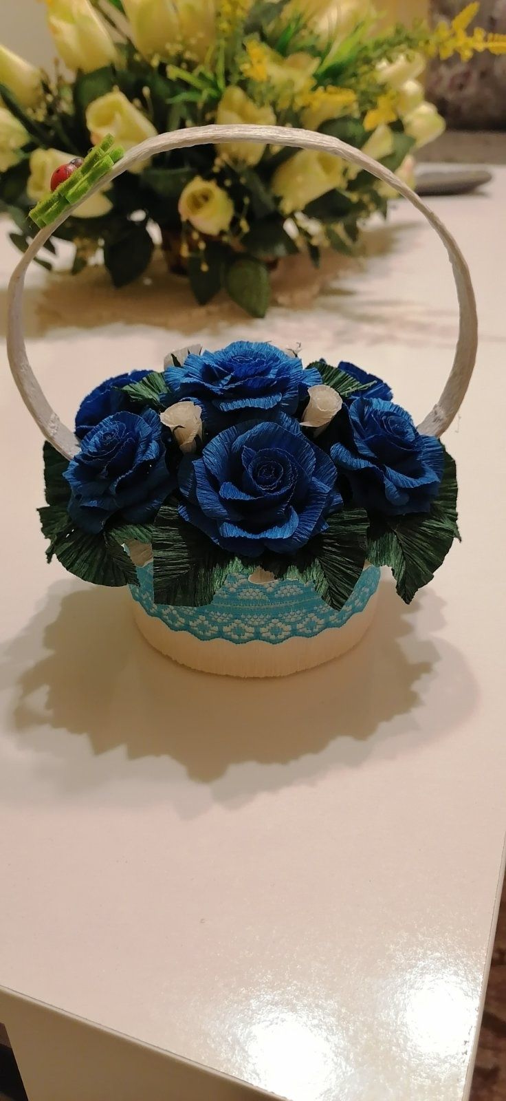 Ръчно изработени кошници с изкуствени рози