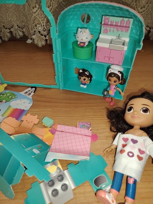 Căsuța Gaby's  120 lei și set de cești 70 lei