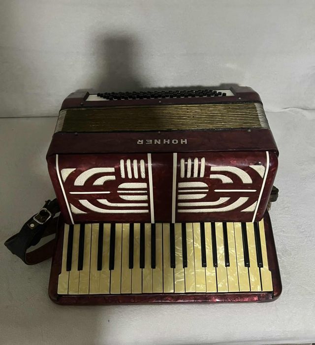 Vând Hohner 80 de basi