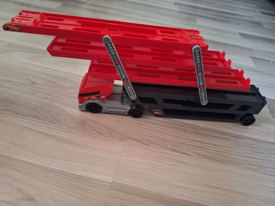 Hot Wheels Mega *tir transportor