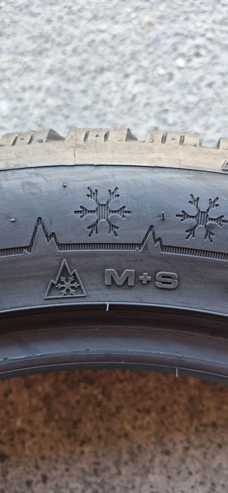 4 anvelope iarna ca si noi Dunlop 235/50/18.Pretul este pe bucata.