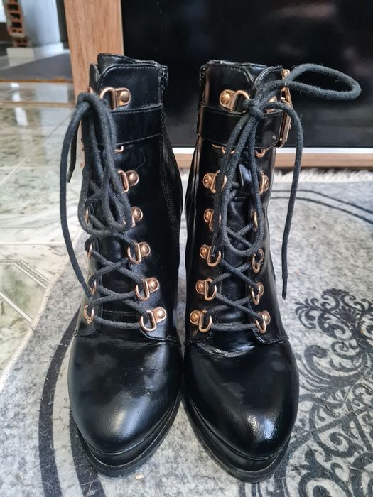 Дамски кожени черни боти