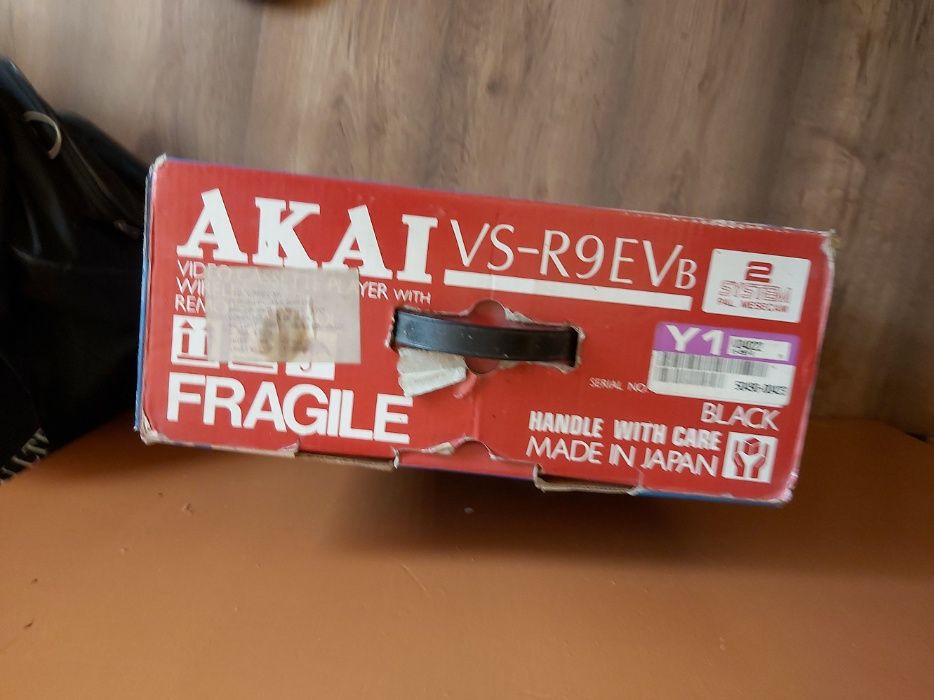 продавам японски видео плеър и рекордер Akai VS-R9EV, от 1990 г