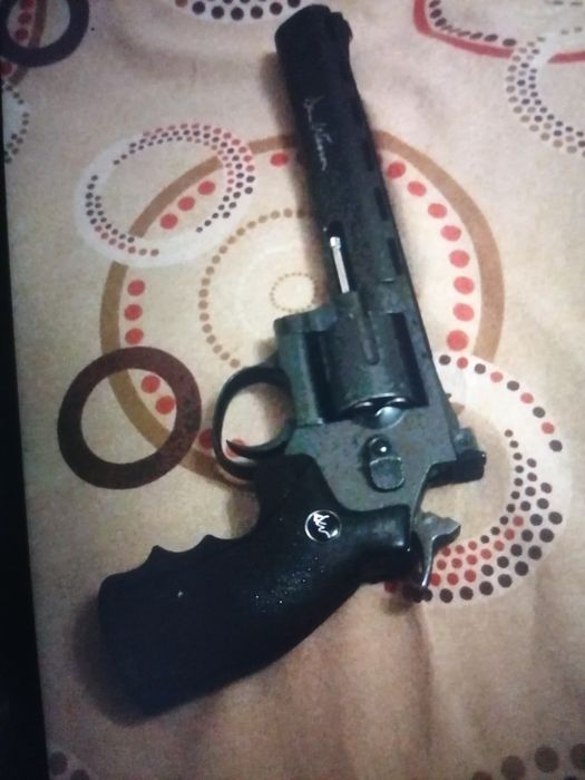 Dan and wesson airsoft co2 revolver