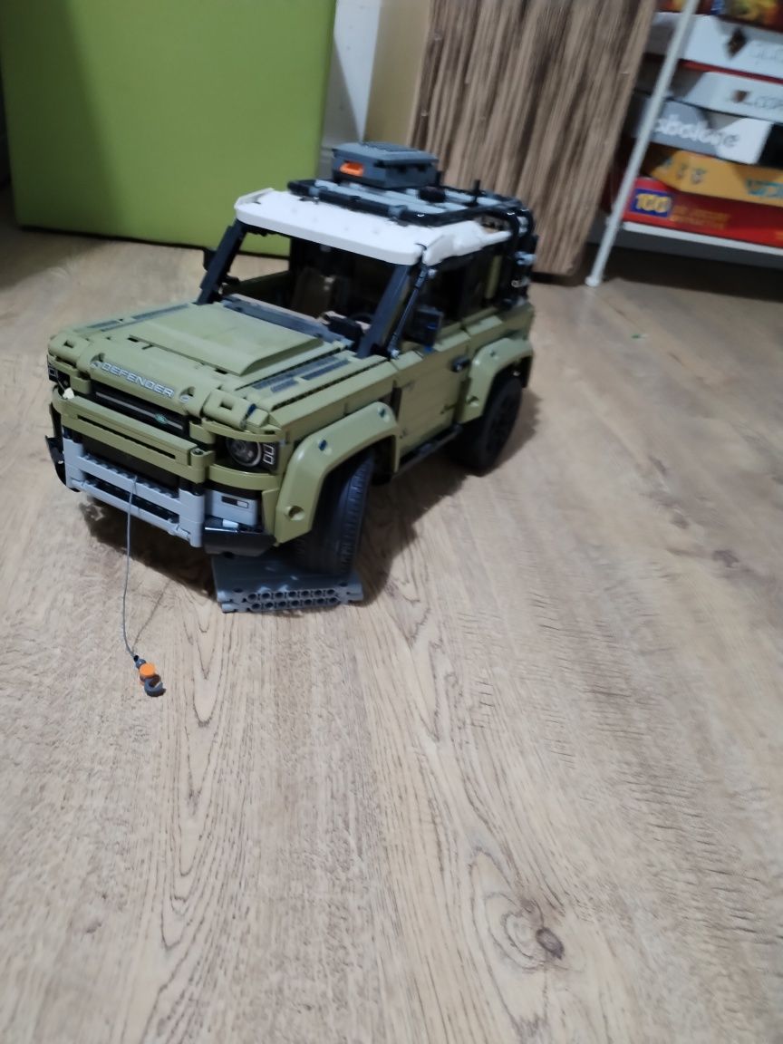 Vând lego tehnic land Rover defender aproape nou!