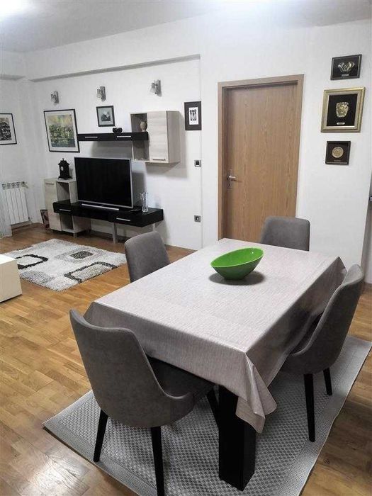Дава се под наем Двустаен апартамент в Бургас, Център - 60 кв.м за 204 € - Снимка #3
